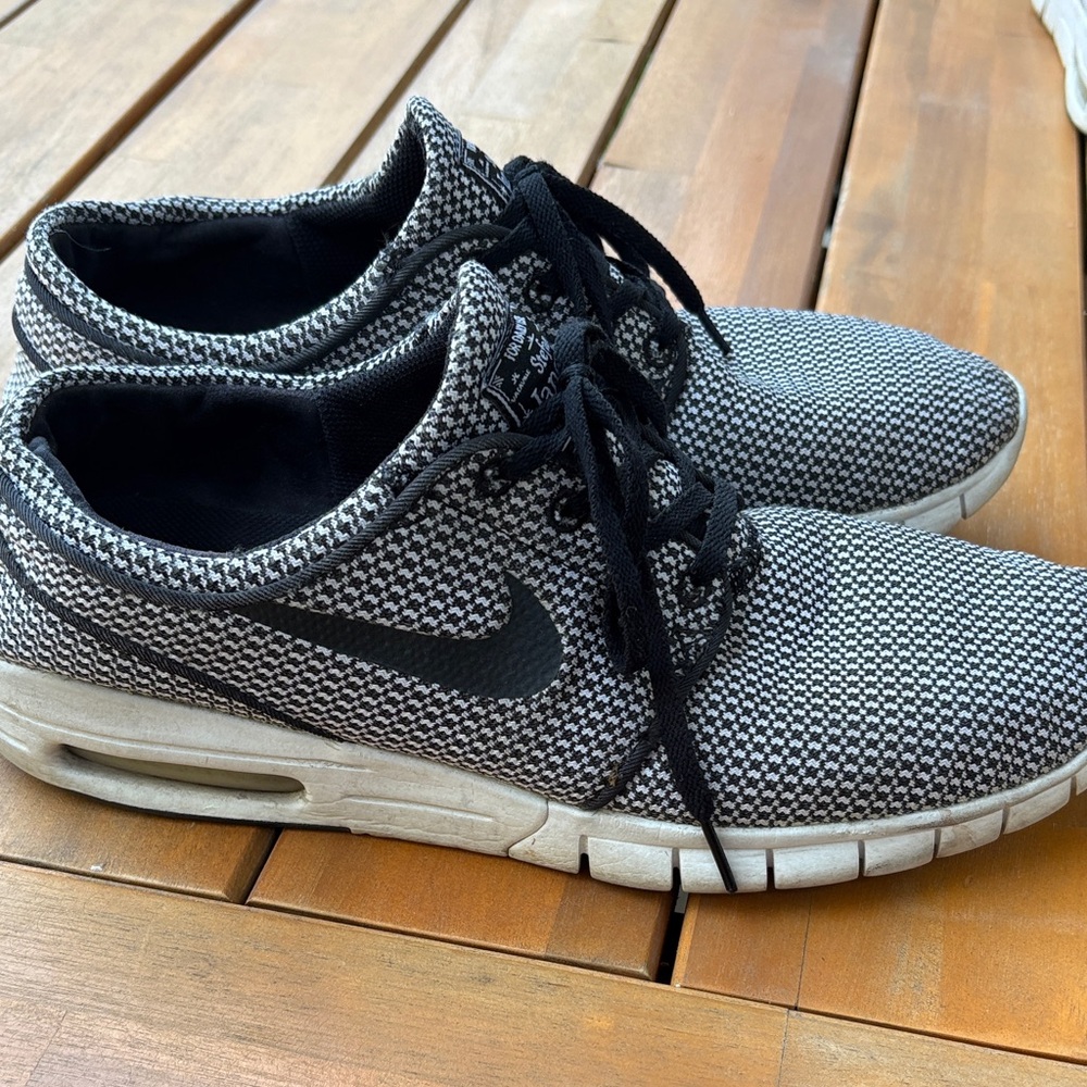 Nike Men's Black and White Stefan Janoski Sneakers